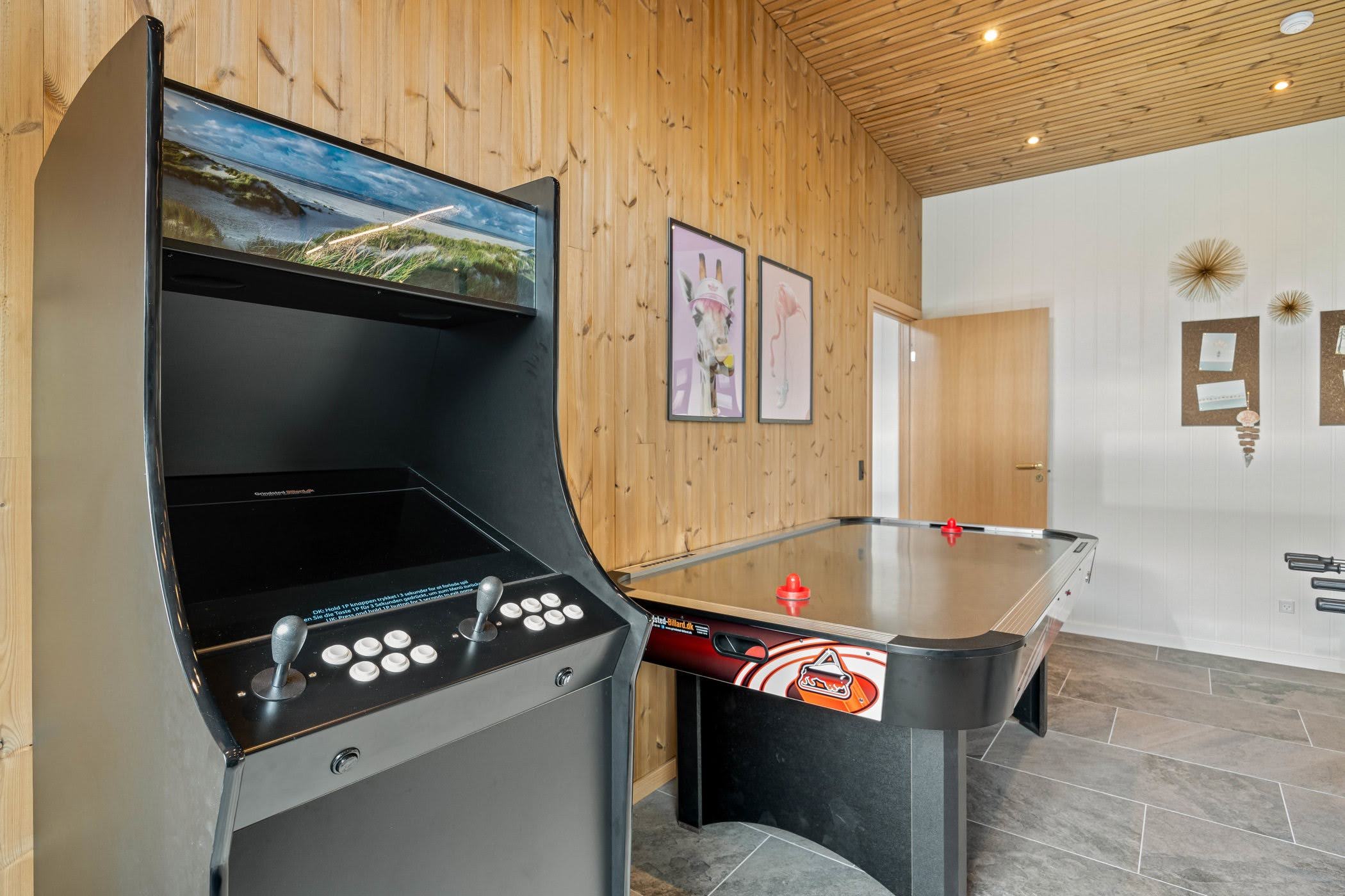 Aktivitetsrum med airhockey og arcade-maskine